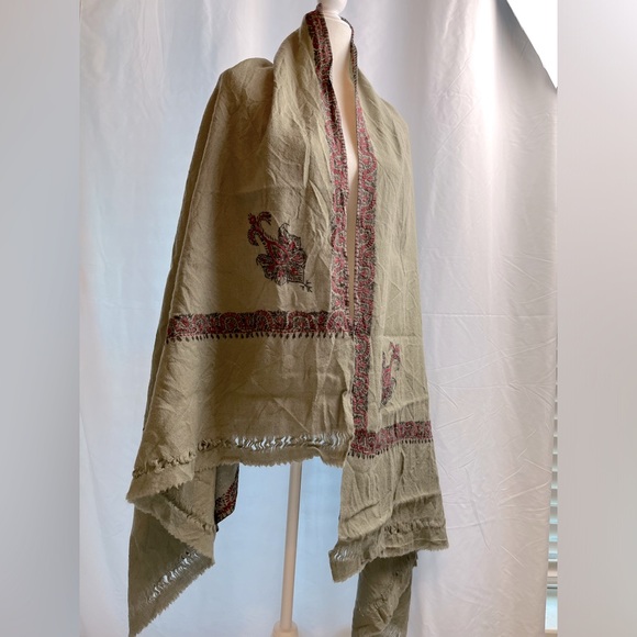 Elegant oversized scarf in a vintage gray.